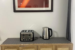 Kopi dan/atau alat penyeduh kopi