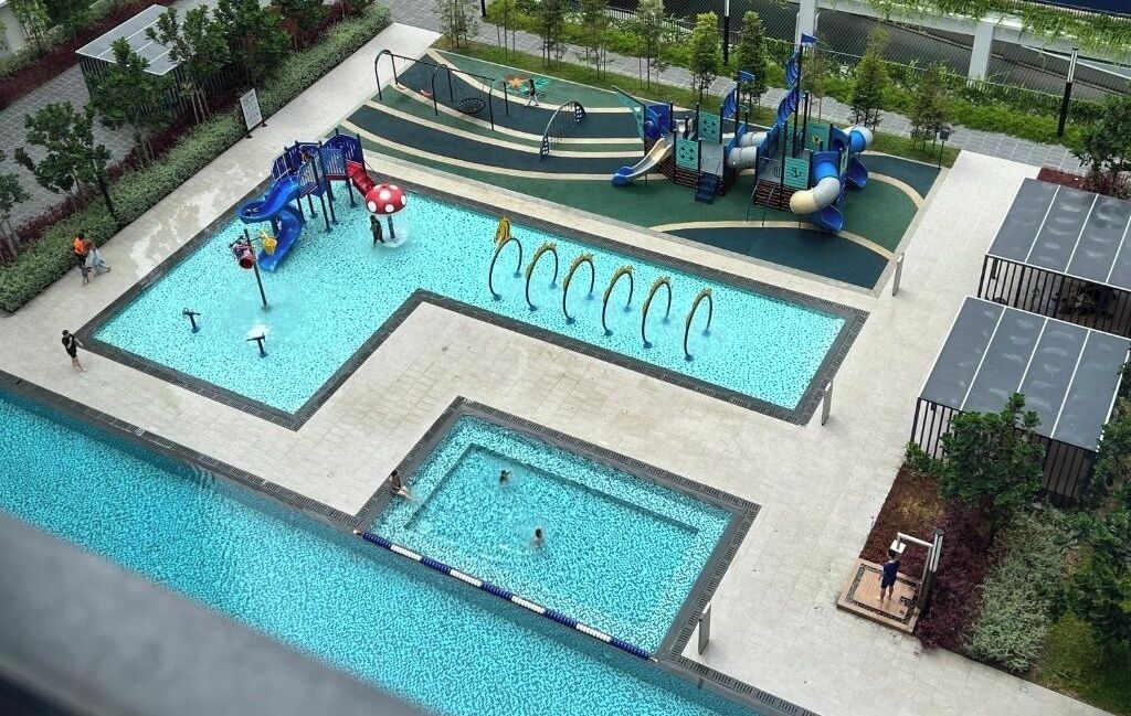 Piscina all'aperto, lettini