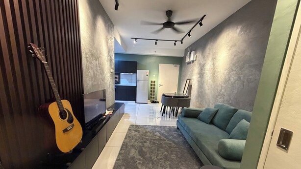 Una sala de estar moderna con un sofá, una mesa de centro, un televisor, una guitarra y un ventilador de techo.