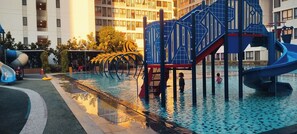 室外游泳池，提供日光浴躺椅