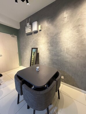 Deluxe Apartment | In-room dining