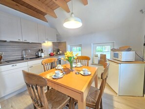 Private kitchen - Ferienhaus Strandkrabbe - Comfortable vacation home Strandkrabbe with large garden (Neßmersiel)