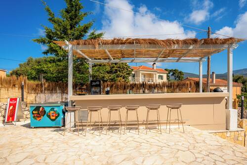 Swim-up bar