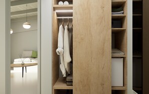 Mörkläggningsgardiner, ljudisolering och strykjärn/strykbräda