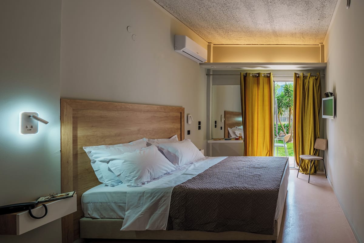 Comfort Room, 1 Queen Bed, Private Yard | Garden view