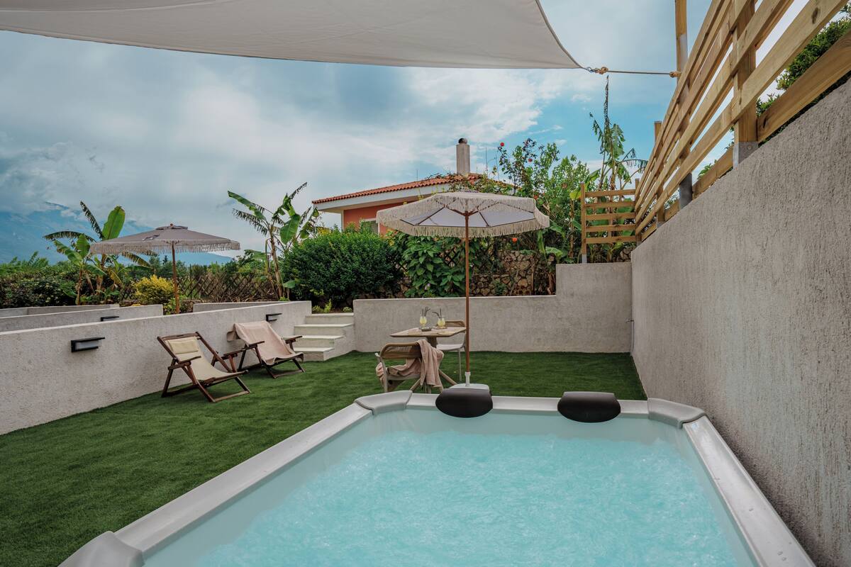 Comfort Room, 1 Queen Bed, Private Yard and Hot Tub | Jetted bathtub