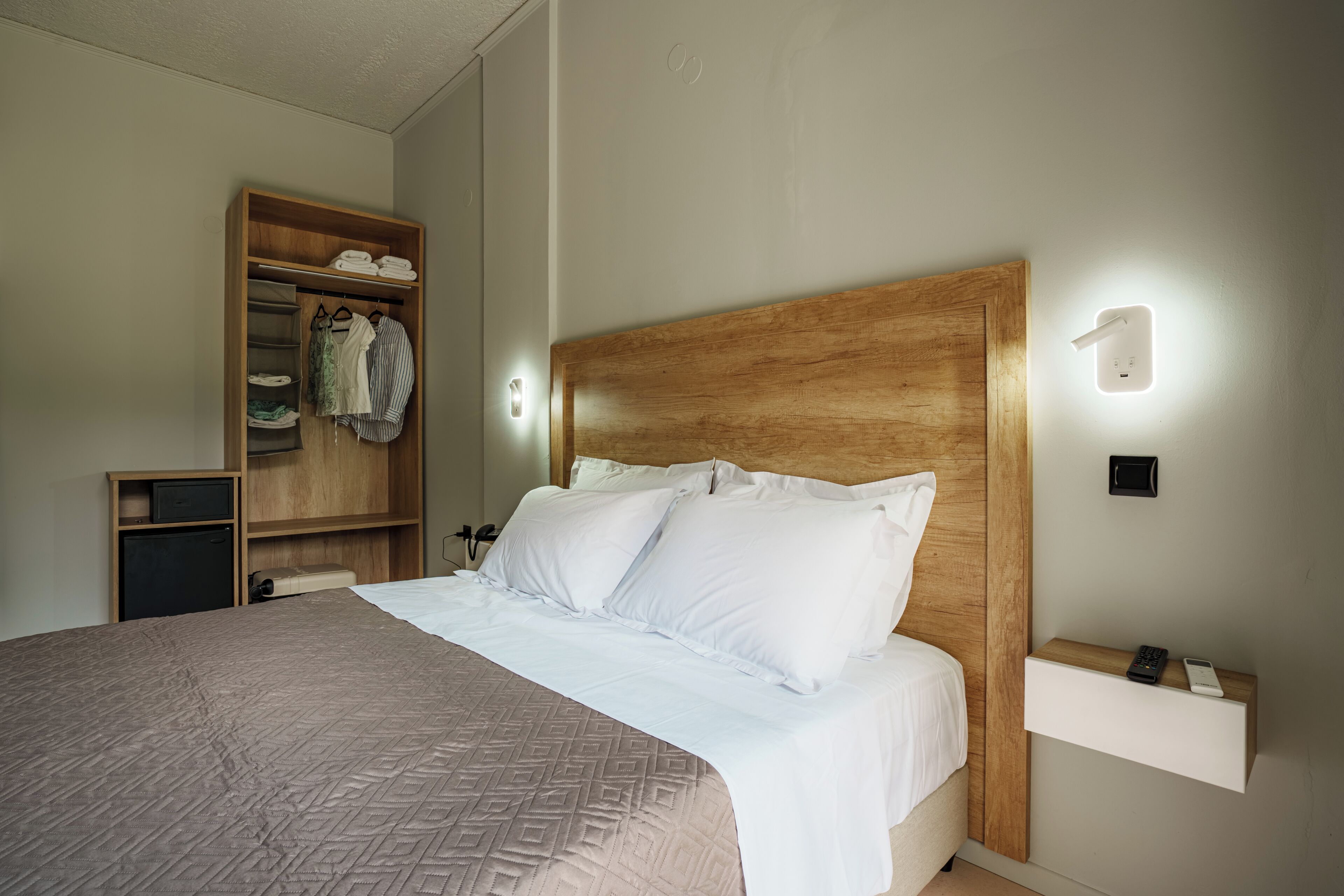 Comfort Room, 1 Queen Bed, Private Yard | Verdunkelungsvorhänge, schallisolierte Zimmer, Bügeleisen/Bügelbrett