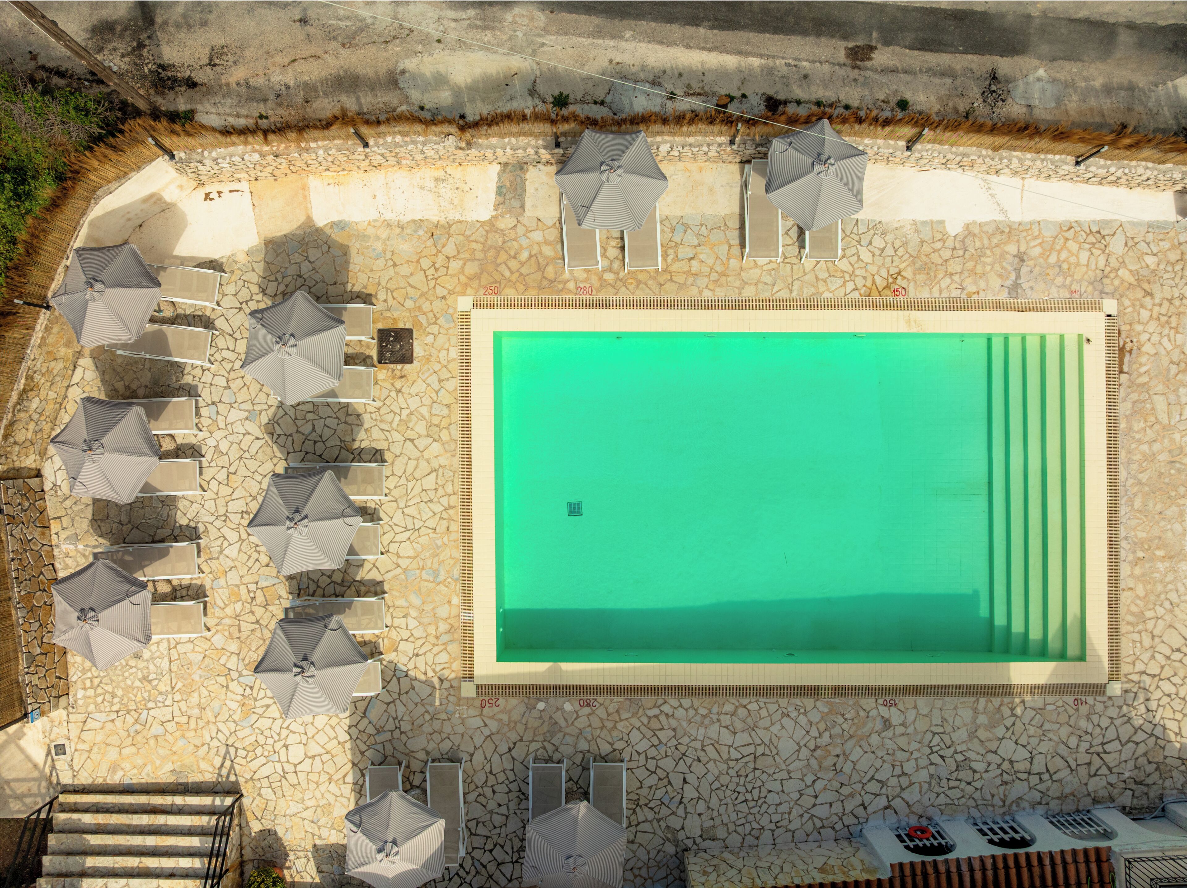 Piscina stagionale all'aperto, ombrelloni da piscina, lettini