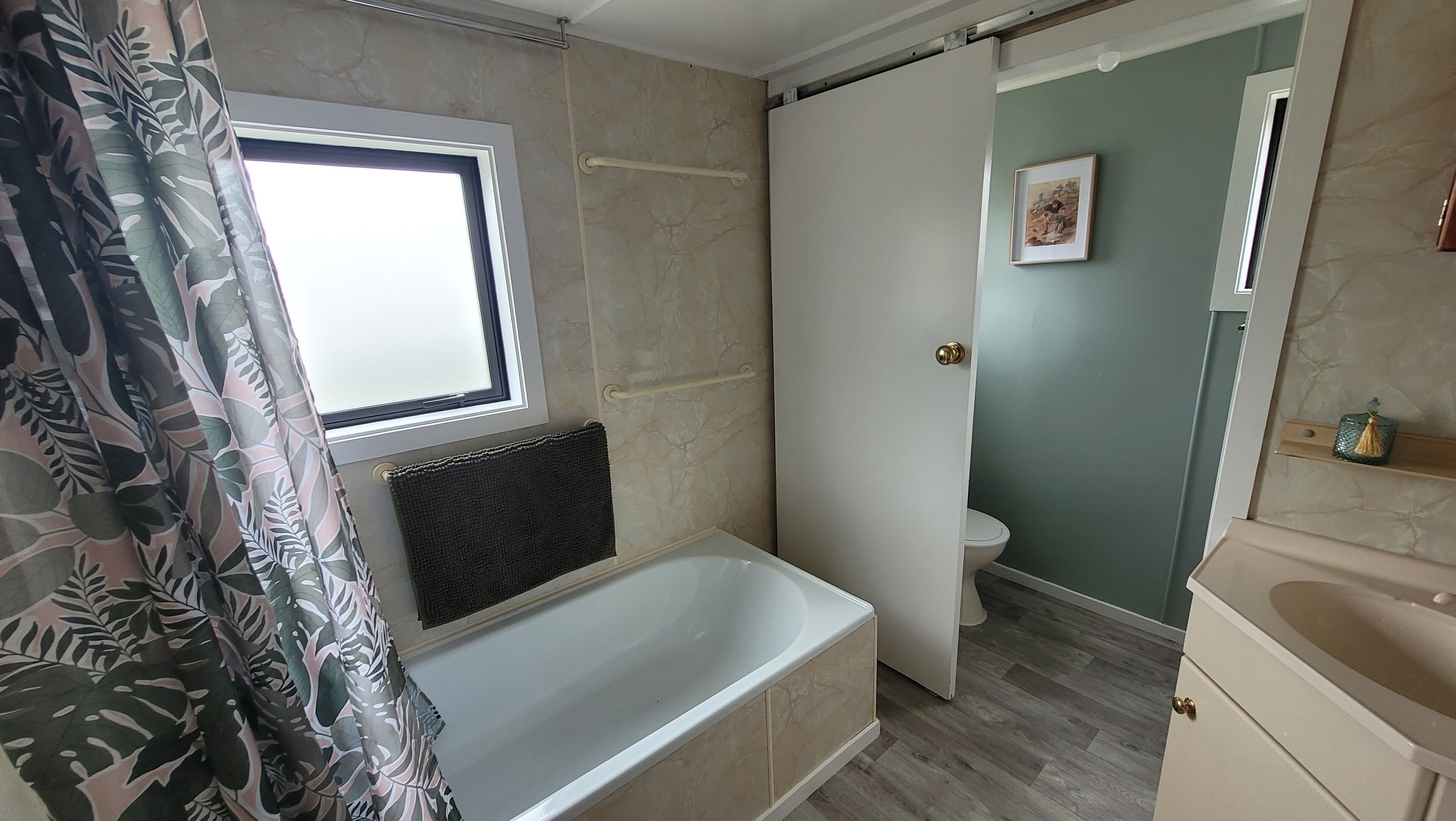 Une salle de bain équipée d’une baignoire, de toilettes et d’un espace douche.