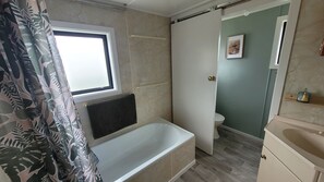 Een haardroger, handdoeken, zeep, toiletpapier