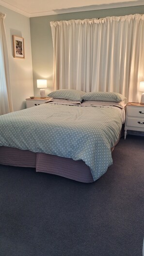 2 Schlafzimmer, Bügeleisen/Bügelbrett
