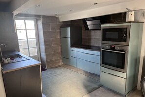 Réfrigérateur, micro-ondes, four, plaque de cuisson