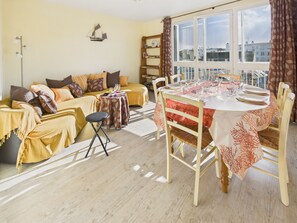TV - City Center – Apartment for 6 People (Concarneau)