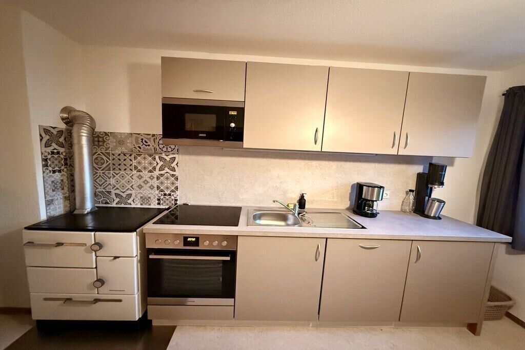 Kylskåp, mikrovågsugn, ugn och spishäll