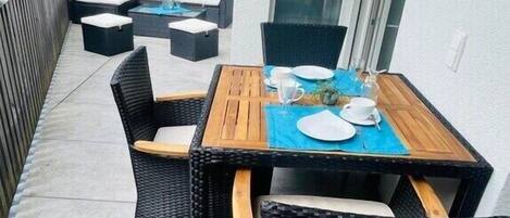 تناول الطعام بالخارج