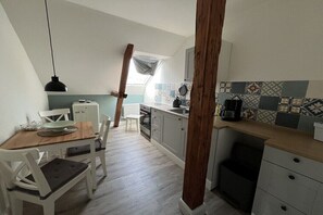 Kylskåp, ugn, spishäll och kaffe- och tebryggare