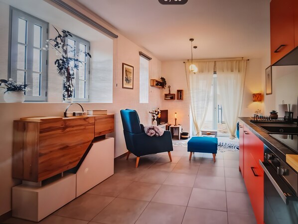 Fridge, microwave, oven, stovetop - Apartment "Les Ondes" near the Medieval City of Conflans (Albertville)