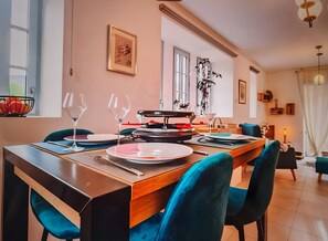 Dining - Apartment "Les Ondes" near the Medieval City of Conflans (Albertville)