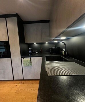 ثلاجة، ميكروويف، فرن، موقد طهي مسطح