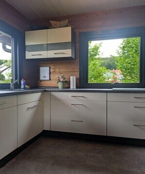 Fridge, microwave, oven, stovetop - Holiday home Talblick 13 (Schönau an der Brend)
