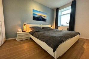 1 habitación, tabla de planchar con plancha y cuna de viaje 
