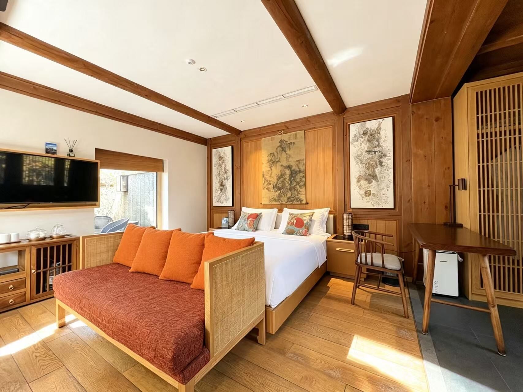 华丽三人房, 花园景观 | 高档床上用品、记忆海绵床垫、办公桌、隔音