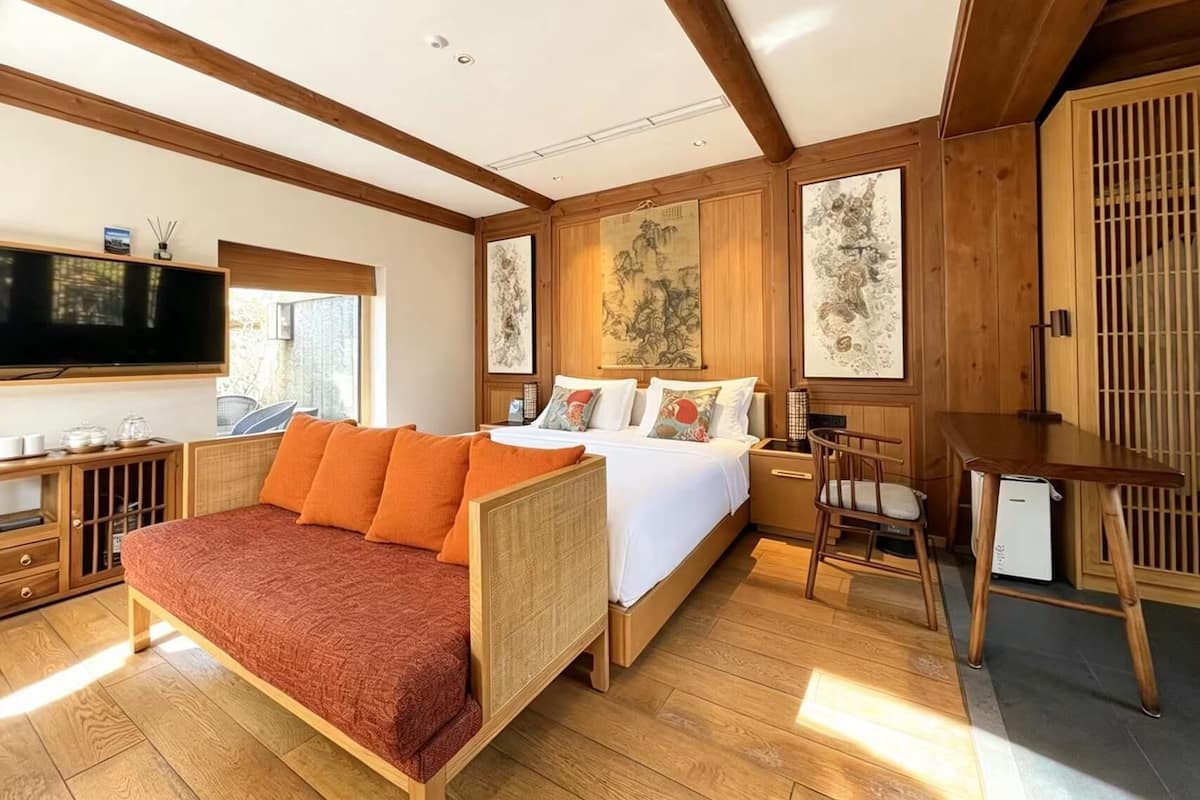 Habitación triple Deluxe, vista al jardín | Ropa de cama de alta calidad, camas con efecto memoria y escritorio