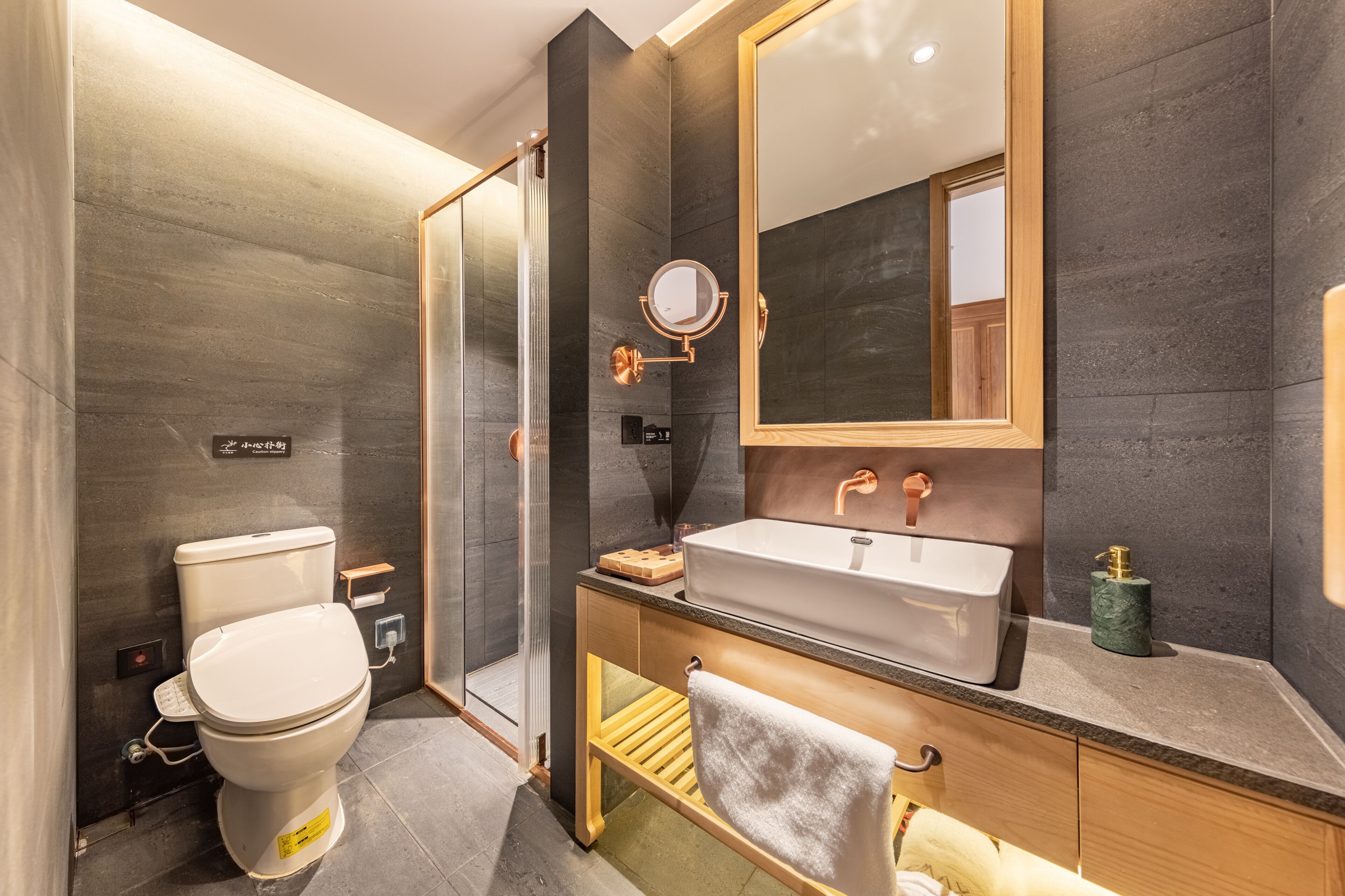 Douche, douche à « effet pluie », articles de toilette gratuits
