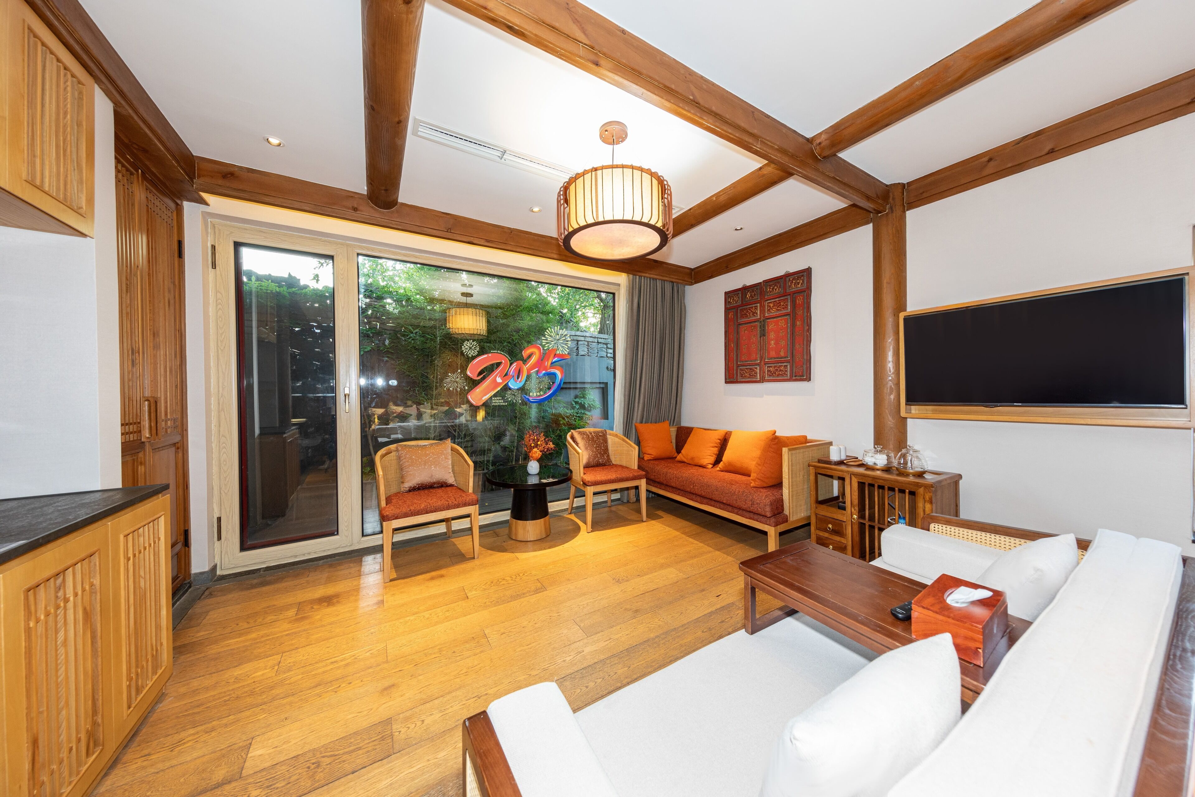 Habitación triple Deluxe, vistas al jardín | Ropa de cama de alta calidad, colchones viscoelásticos, escritorio