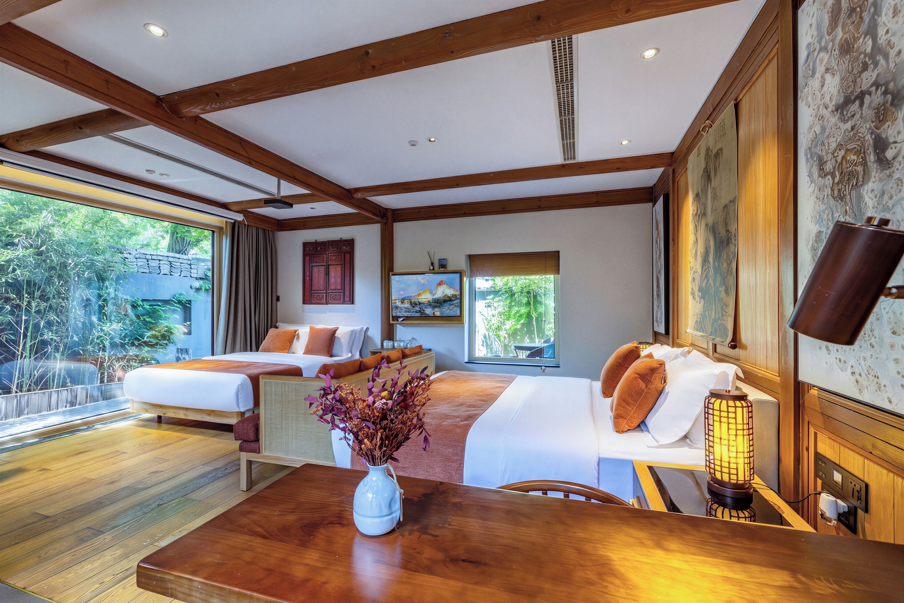 Habitación triple Deluxe, vista al jardín | Ropa de cama de alta calidad, camas con efecto memoria y escritorio 
