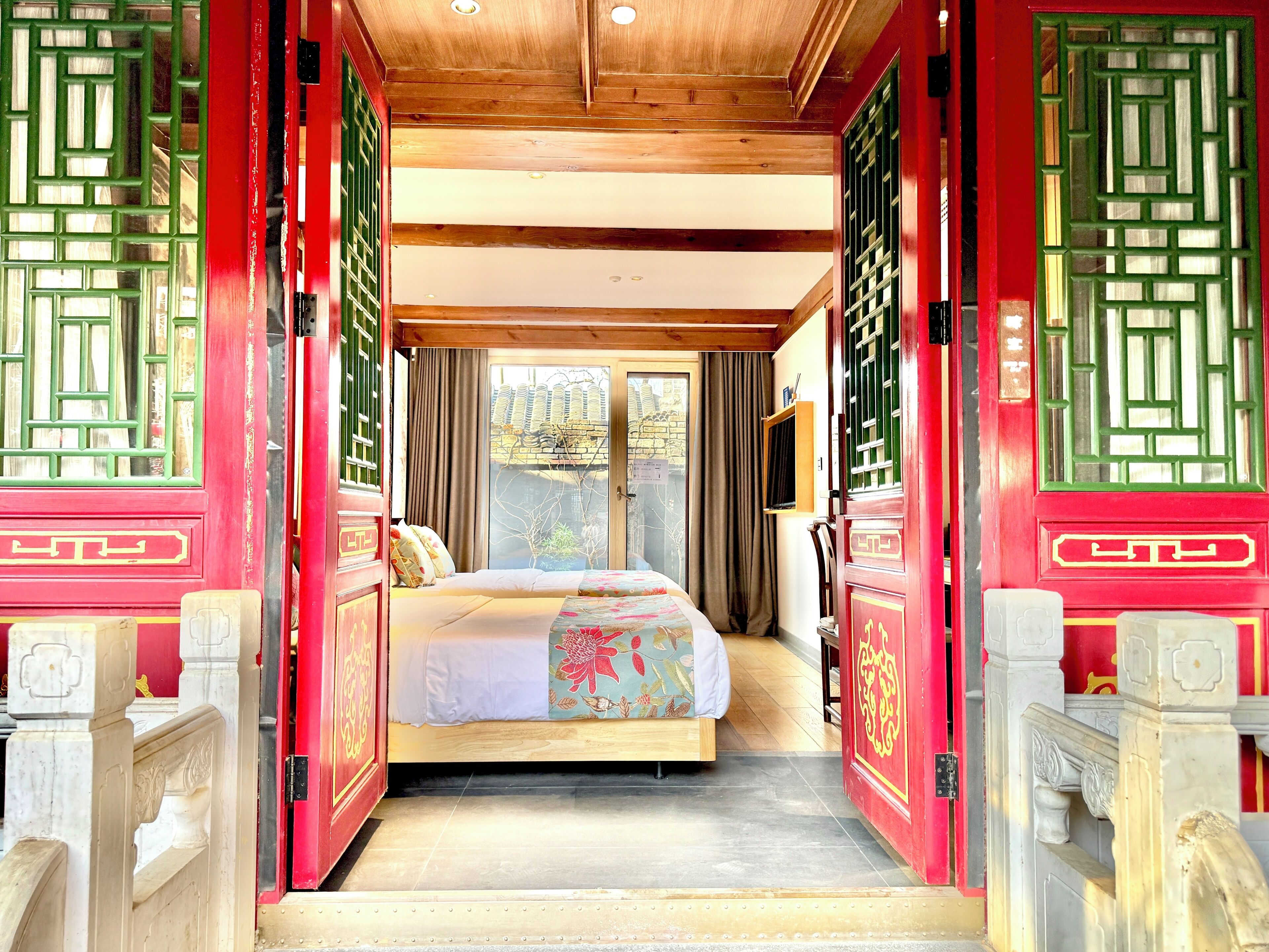 スーペリア トリプルルーム ガーデンビュー | 高級寝具、低反発ベッド、デスク、防音設備