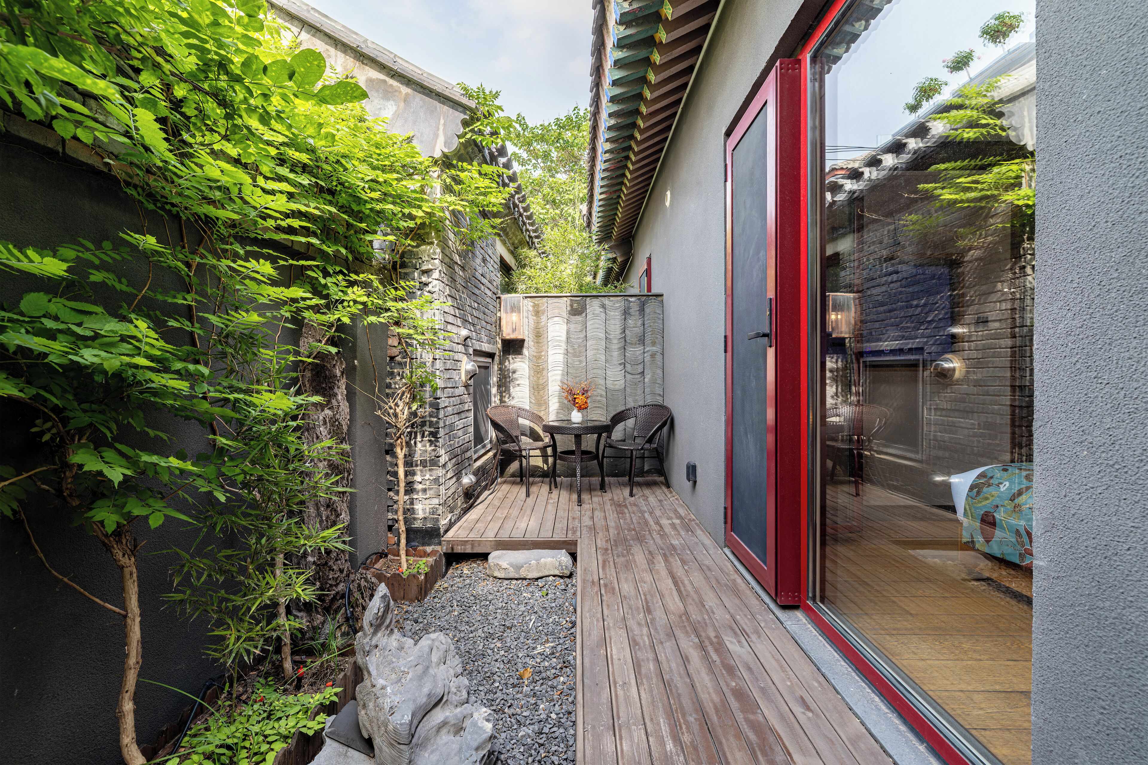 Habitación triple superior, vista al jardín | Vista al jardín