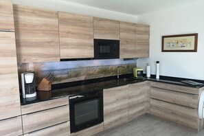 Fridge, microwave, oven, stovetop - Hannes' thatched house on Rügen (Mellnitz\/Poseritz)