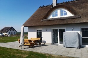 Outdoor dining - Hannes' thatched house on Rügen (Mellnitz\/Poseritz)