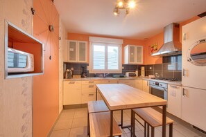 Fridge, microwave, oven, dishwasher - House for 6 with Large Garden – City Center (Plouguerneau)