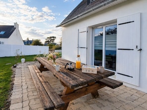Outdoor dining - House for 6 with Large Garden – City Center (Plouguerneau)