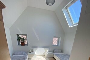 Tabla de planchar con plancha, wifi gratis y ropa de cama 