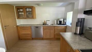 KĂŒhlschrank, Mikrowelle, Herdplatte, GeschirrspĂŒler