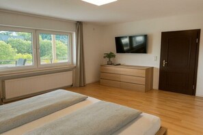 1 bedroom, travel cot, free WiFi, bed sheets