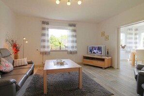 Smart TV, books - Sparrow in the house Tanneneck (Hohegeiss)