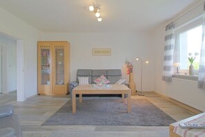Smart TV, books - Sparrow in the house Tanneneck (Hohegeiss)