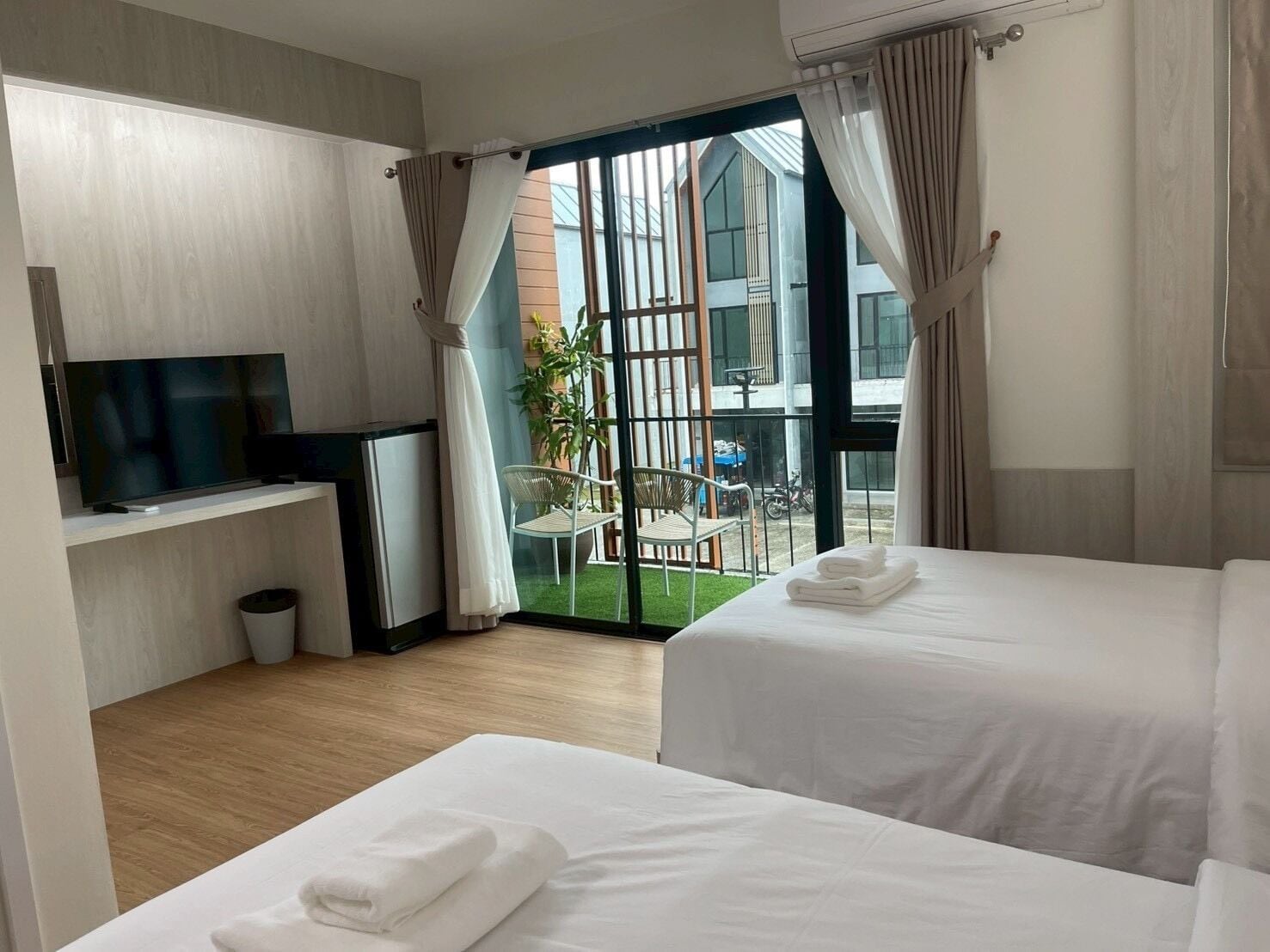 Superior Twin Room, Balcony, Courtyard View | Laptop workspace, free WiFi