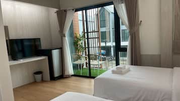 Superior szoba két külön ággyal, erkély, kilátással az udvarra | Laptophoz jól használható munkafelület és ingyenes wifi