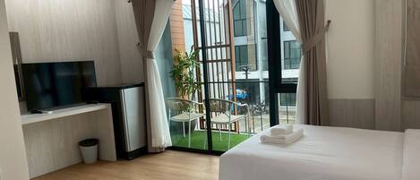 Habitación superior con 2 camas individuales, balcón, vista al patio | Espacio para trabajar con laptop y wifi gratis