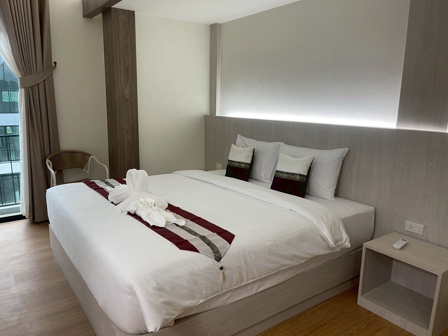 Laptop workspace, free WiFi, bed sheets