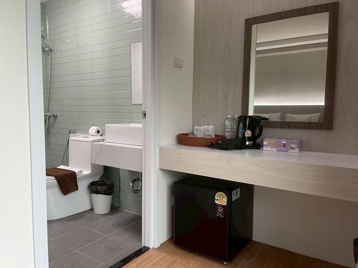 Espacio para trabajar con laptop, wifi gratis y ropa de cama 