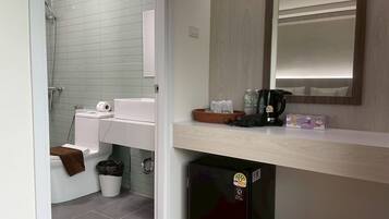 Espacio para trabajar con laptop, wifi gratis y ropa de cama