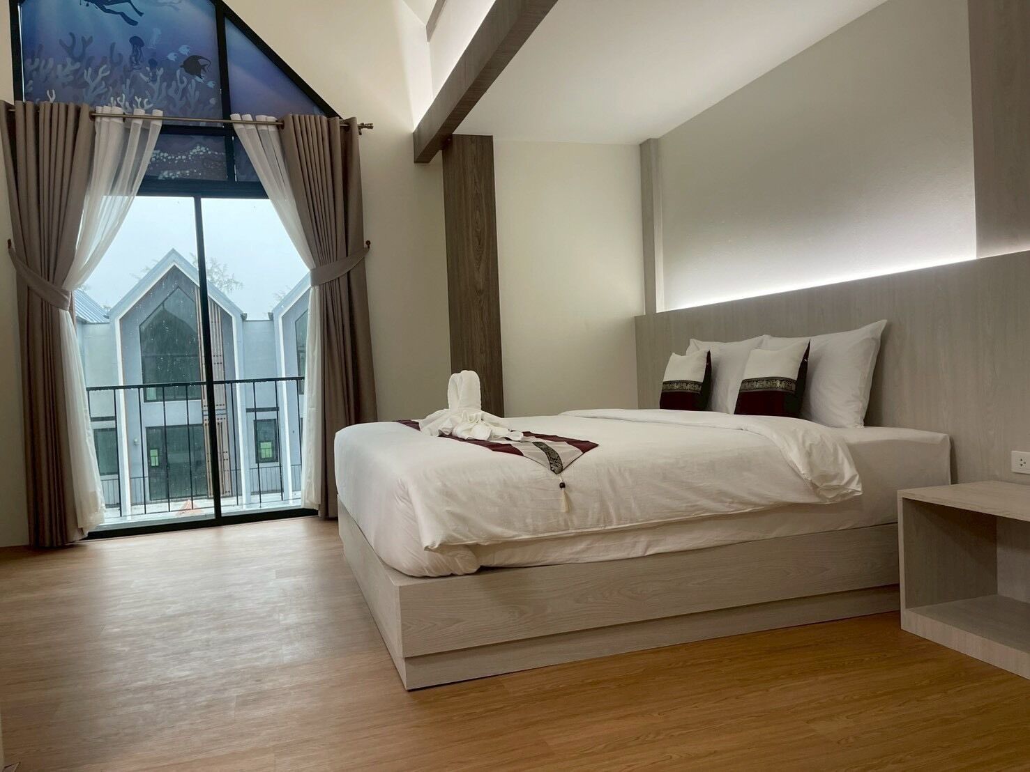 Deluxe Room, Balcony, Courtyard View | Laptop workspace, free WiFi