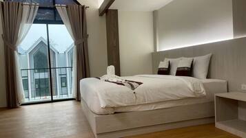 Deluxe Room, Courtyard View | Laptop workspace, free WiFi, bed sheets