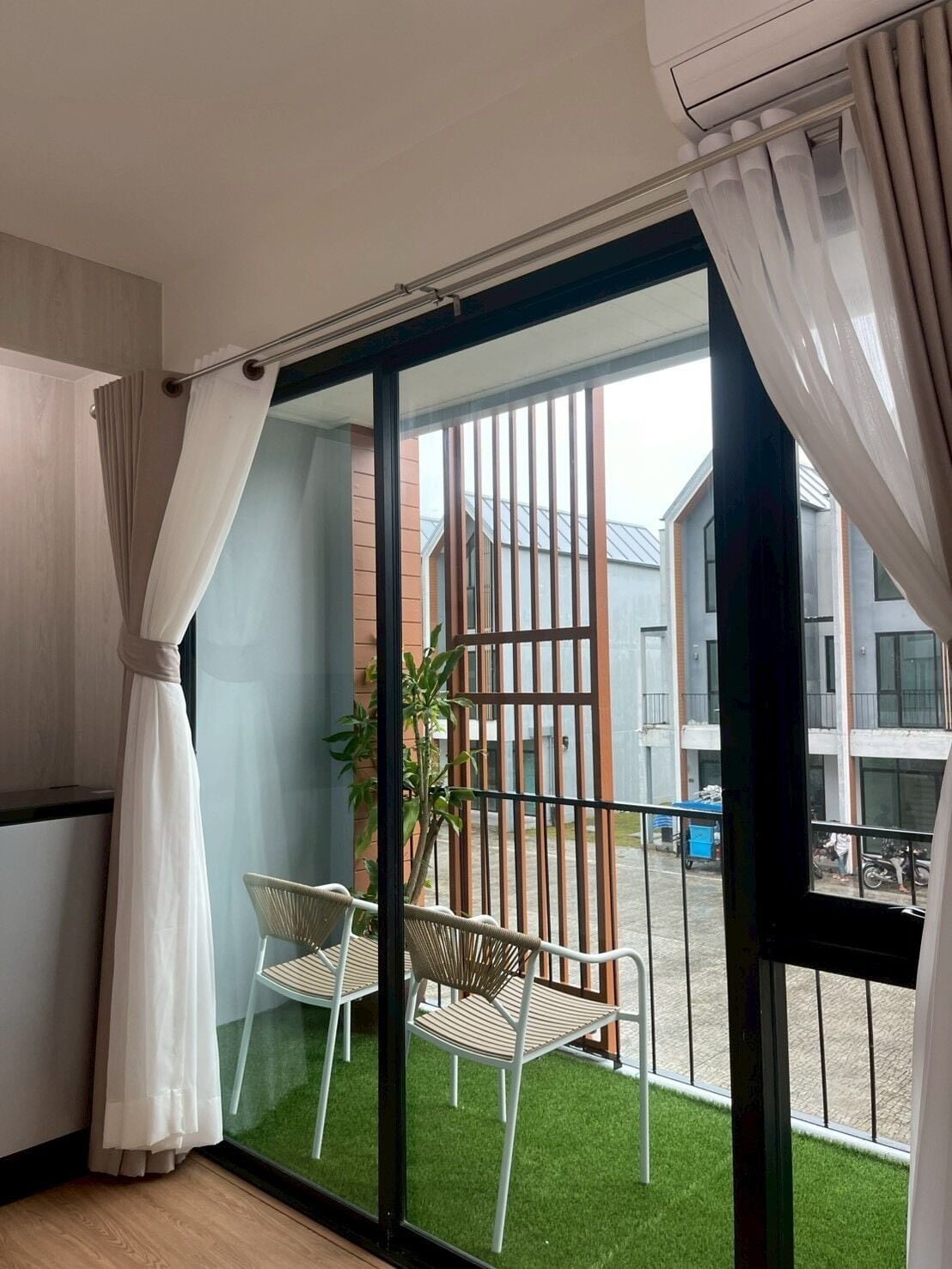 Laptop workspace, free WiFi